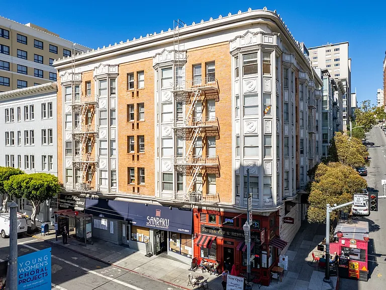 Side exterior view of the apartment building at 701 Taylor St, San Francisco, CA 94108, United States