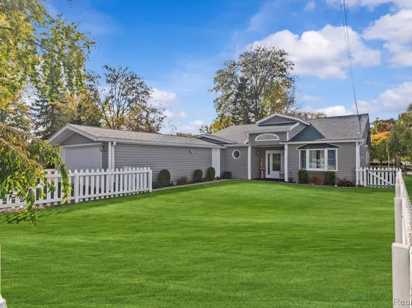 11026 Colony Rd, Pinckney, MI 48169
