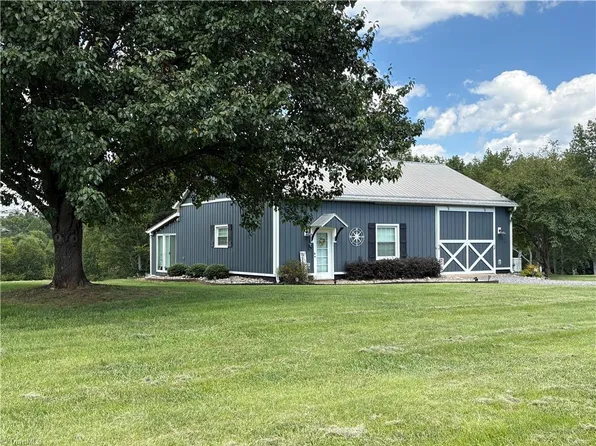 910 Hanks St, Traphill, NC 28685