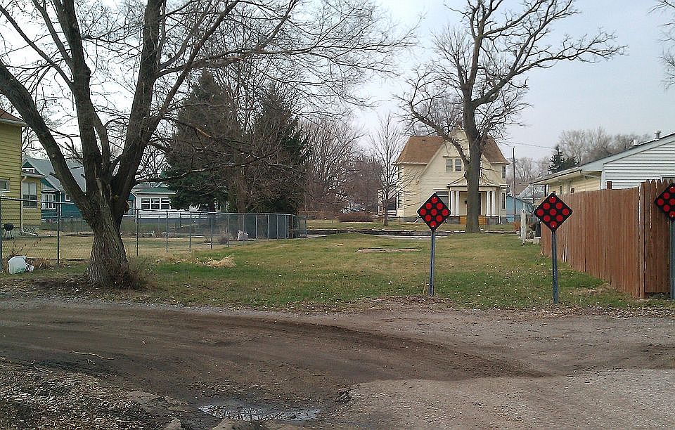2nd image of 2570 Spaulding St.