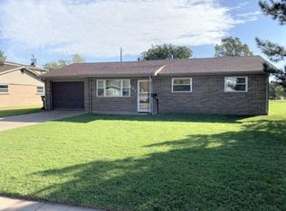 502 Crestview Dr, Hoisington, KS 67544