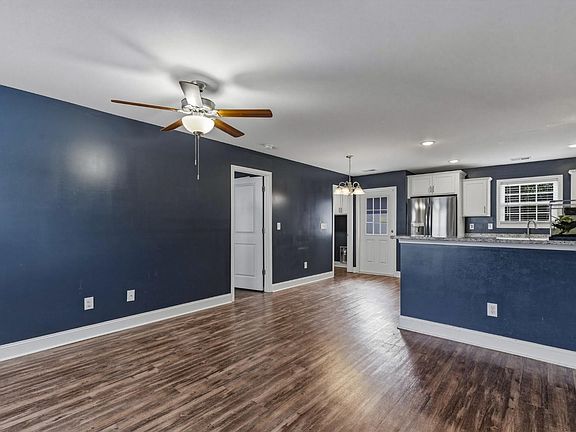 2nd image of 1105 Hickory Dr.