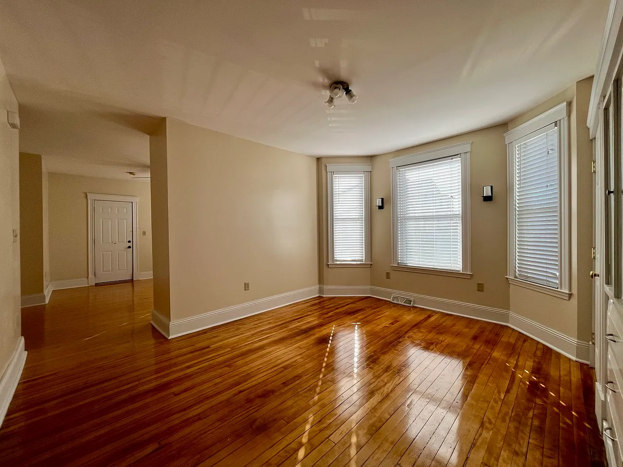 2 bed, 1200 sqft, $2,400 — Photo 2