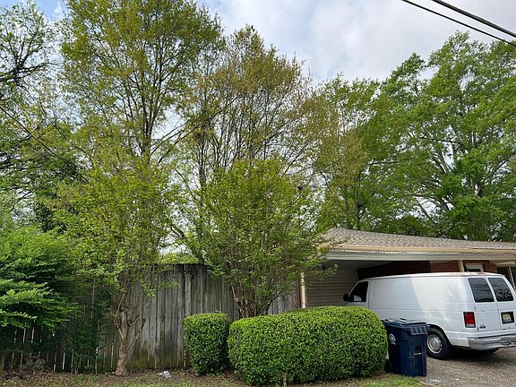 Fron side with car port