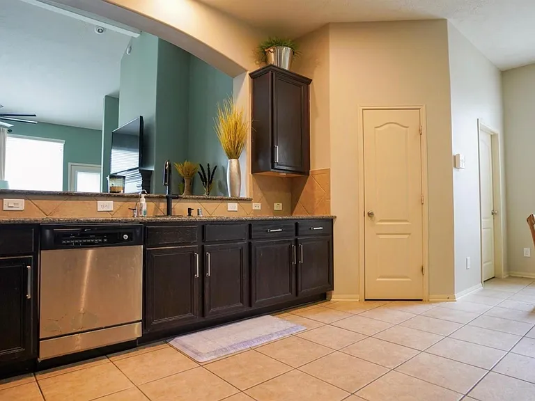 2109 Mooncrest Dr — Photo 5