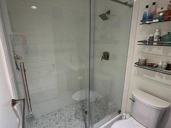 4th image of 725 Mariposa Ave APT 204