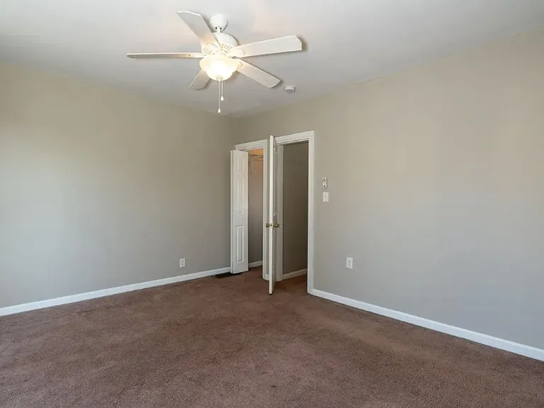 925 N Pine St — Photo 9