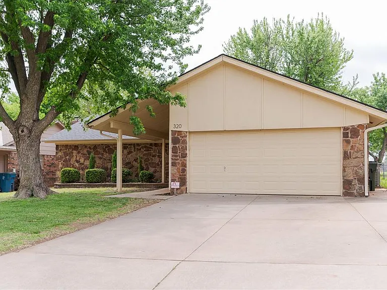 320 Elwood Dr — Photo 3