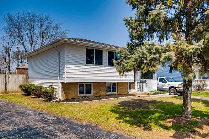 1684 Brookfield Sq N photo 1