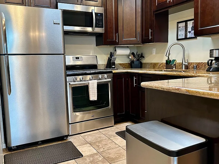 537 Evergreen St #8 — Photo 1