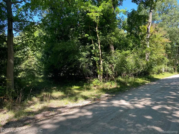 692 Jennings Rd, Whitmore Lake, MI 48189