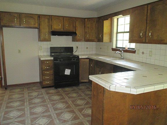 4th image of 305 Blue Bird Ln