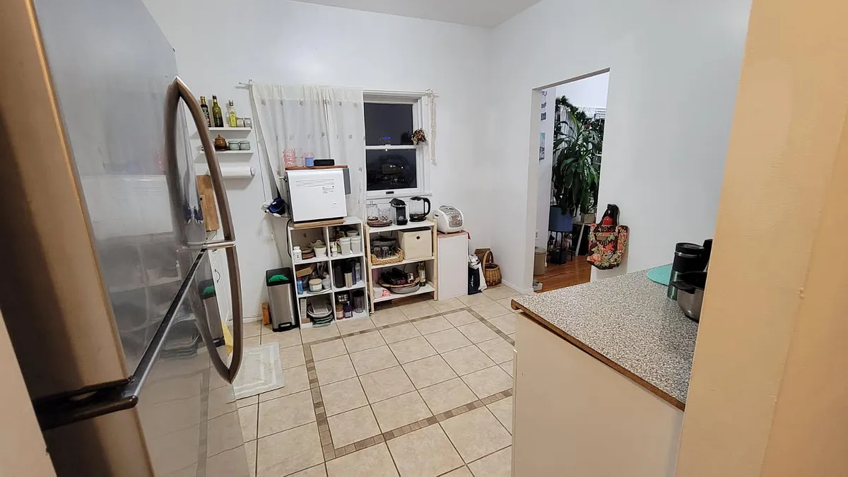 Building Photo - 823 Anderson Ave #2