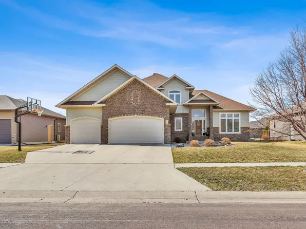 6077 27th St S, Fargo, ND 58104