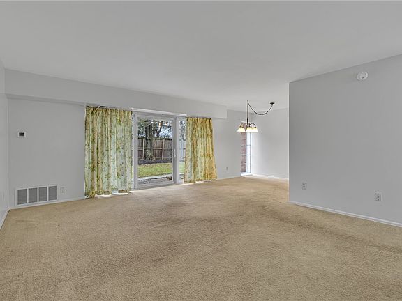 3rd image of 61 Darlington Rd APT A18