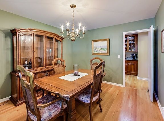 4th image of 321 Willow Ave