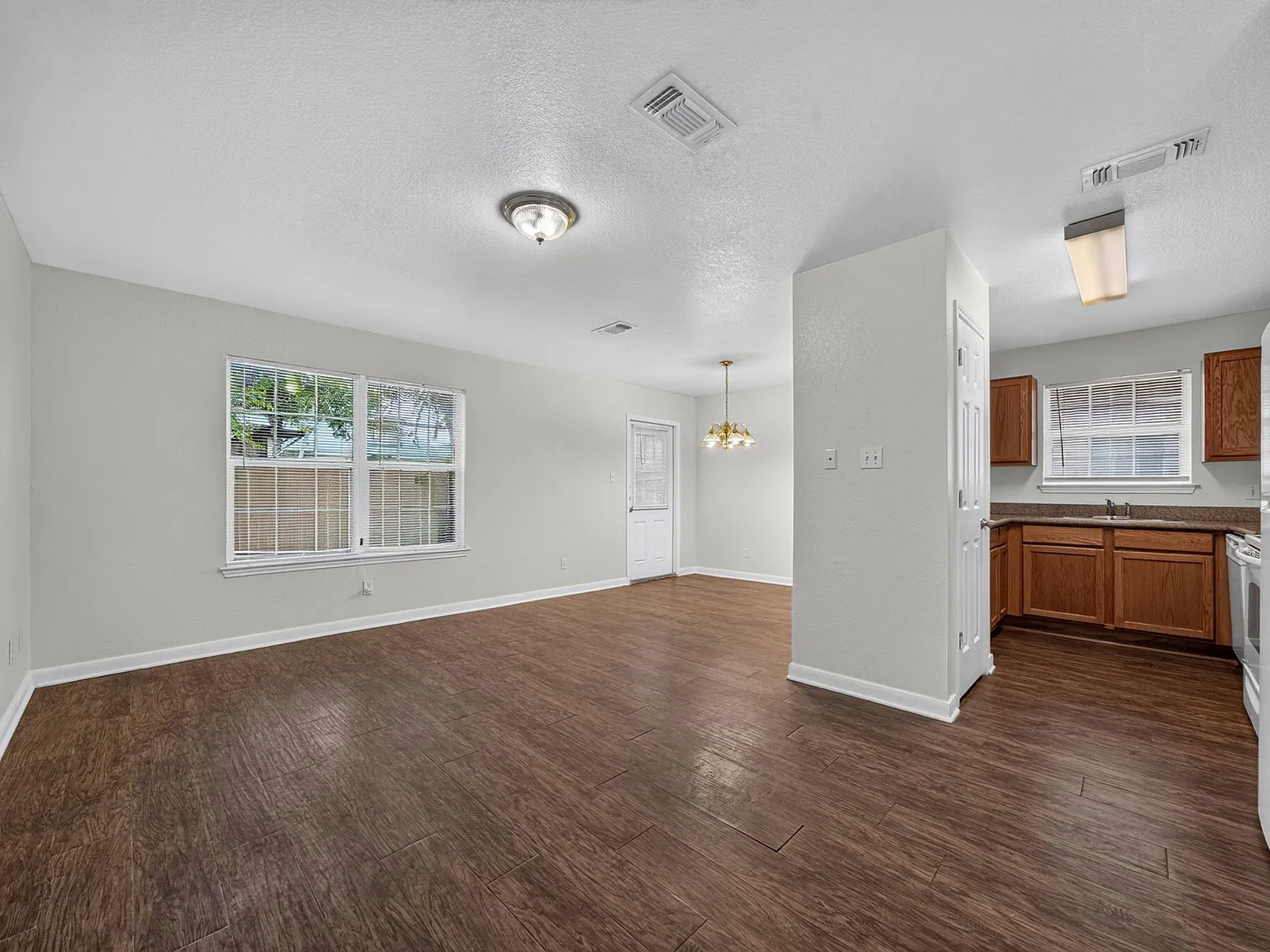 3 bed, 2.5 bath, 1500 sqft, $1,495 — Photo 4