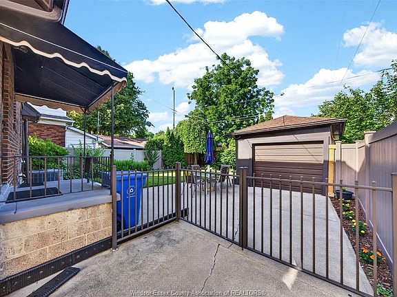 3rd image of 2333 Chilver Rd