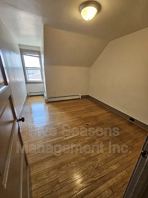 2 bed, 1.0 bath, 900 sqft, $1,800 — Photo 2