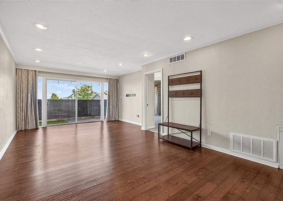 1st image of 6100 N Brookline Ave APT 14