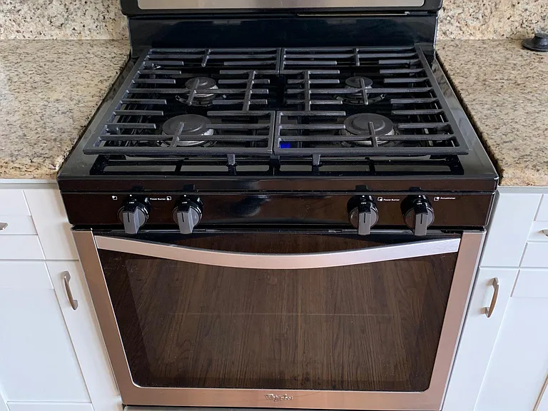 FULLY UPGRADED KITCHEN