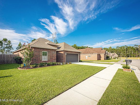 3rd image of 451 Palm Breeze Dr