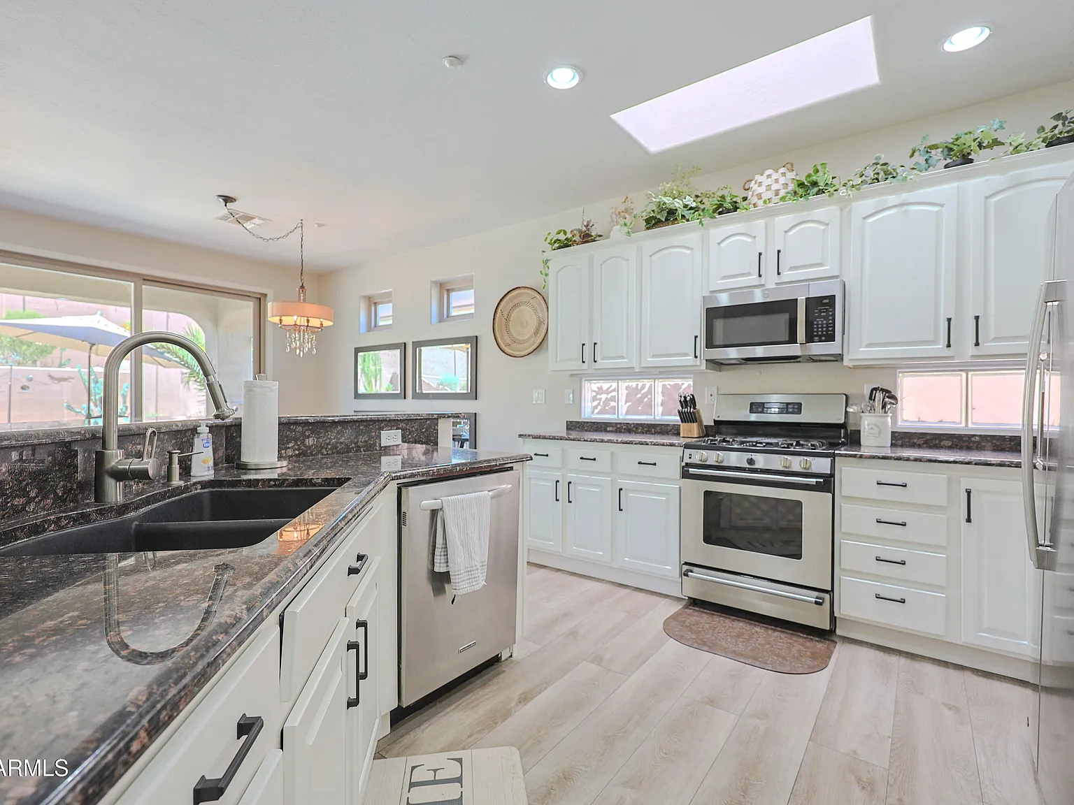 2 bed, 2.0 bath, 1400 sqft, $2,700 — Photo 2