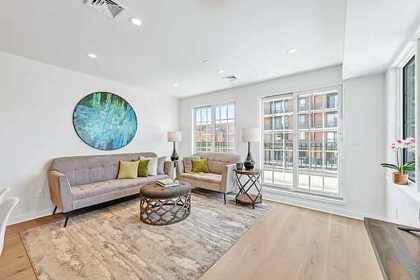 Sold by Amorelli Realty | media 3