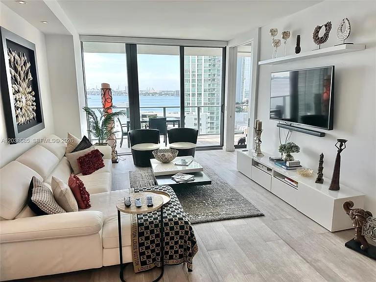 650 NE 32nd St #1404 — Photo 7