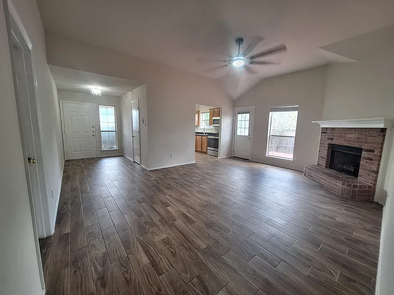 208 Iris Ln — Photo 3
