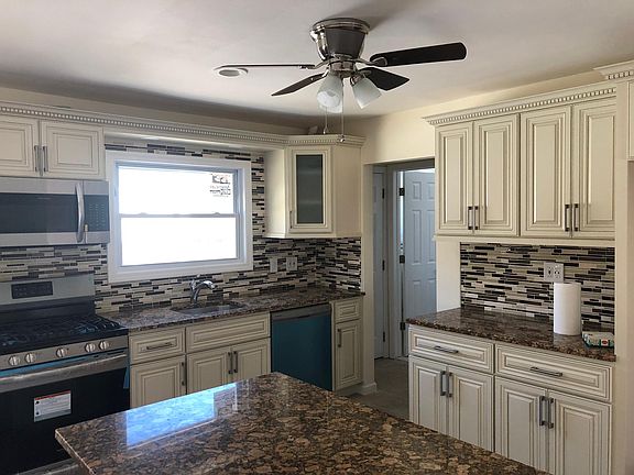 3rd image of 926 Westbury Dr