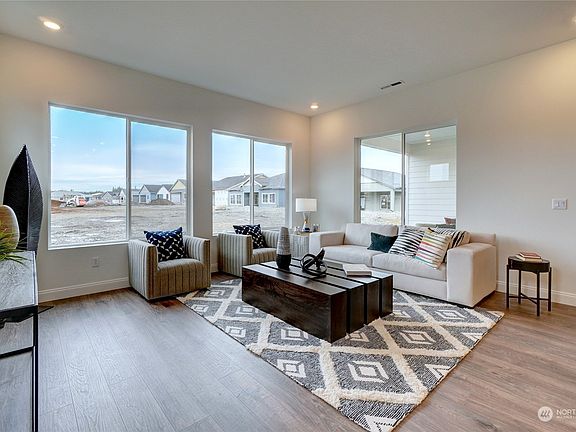 3rd image of 14936 209th Avenue Ct E