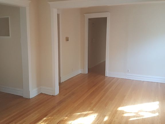 2nd image of 1257 W Newport Ave