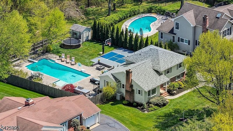 1st image of 32 Fieldcrest Dr