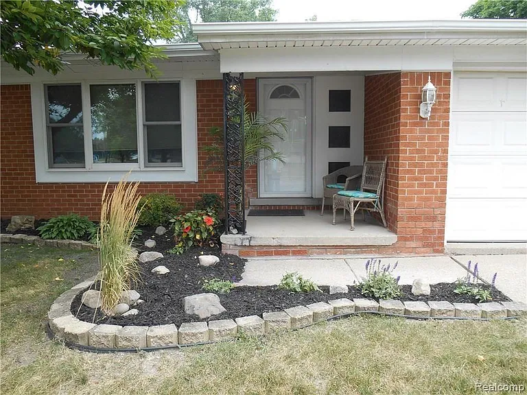 1440 W Elmwood Ave — Photo 1