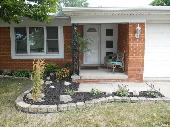 1440 W Elmwood Ave, Clawson, MI 48017