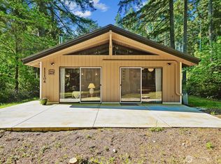11104 Leschi Cir, Anderson Island, WA 98303