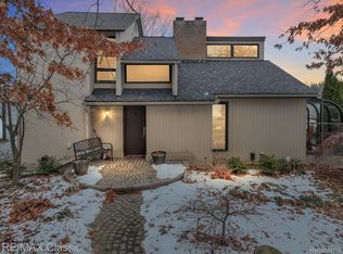 6270 Commerce Rd, West Bloomfield, MI 48324