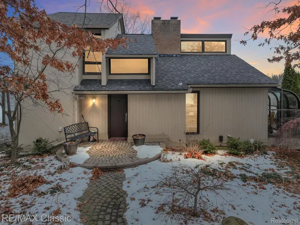 6270 Commerce Rd, West Bloomfield, MI 48324