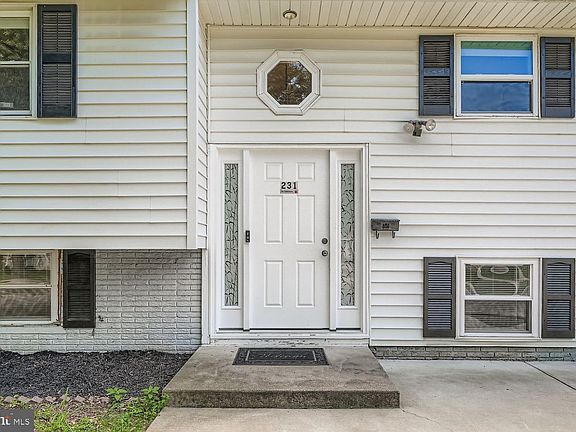 3rd image of 231 Candytuft Rd