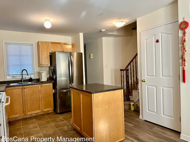 6 Crystal Park Cres #1 — Photo 5