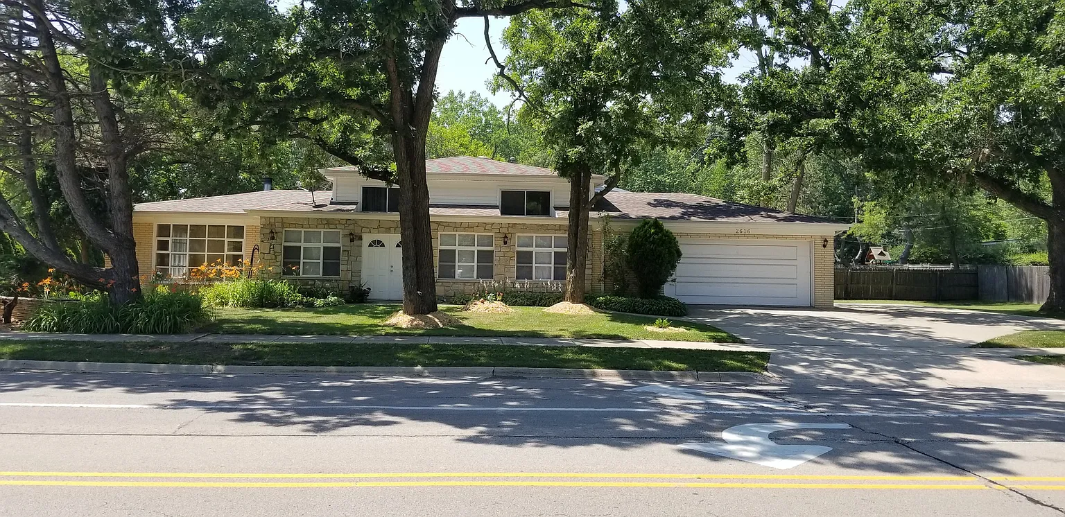 2616 Summit Ave photo 1