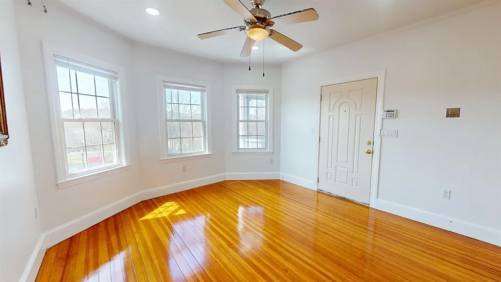 5 bed, 3.0 bath, 2000 sqft, $5,100 — Photo 2