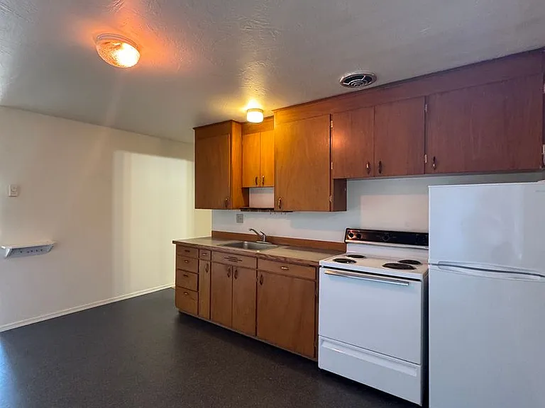 1100 N B St — Photo 2