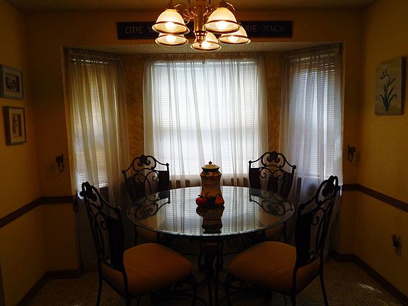 Diningroom w/bay window