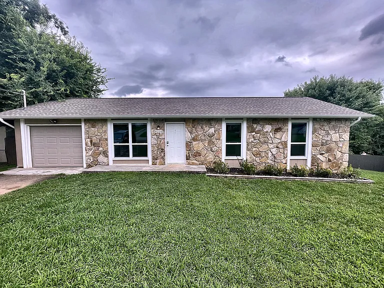 8220 Fallen Rock Dr — Photo 1