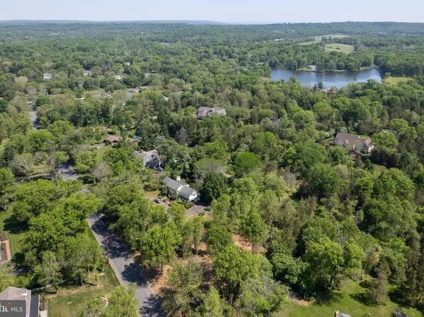 7 Blue Spruce Dr, Pennington, NJ 08534