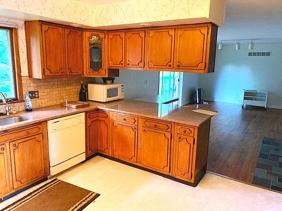 2nd image of 872 Harvey Dr