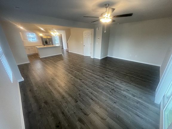 3rd image of 1002 Peony Ln