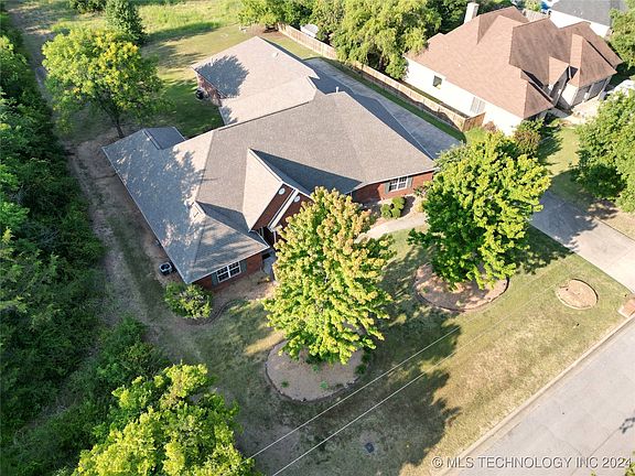 3rd image of 1802 Hollingsworth Dr
